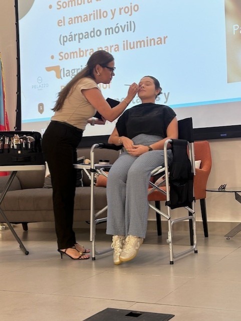 foto clases de maquillaje